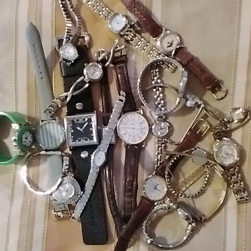 A LOT OF WATCHES, MANY STYLES, OLD-MODERN